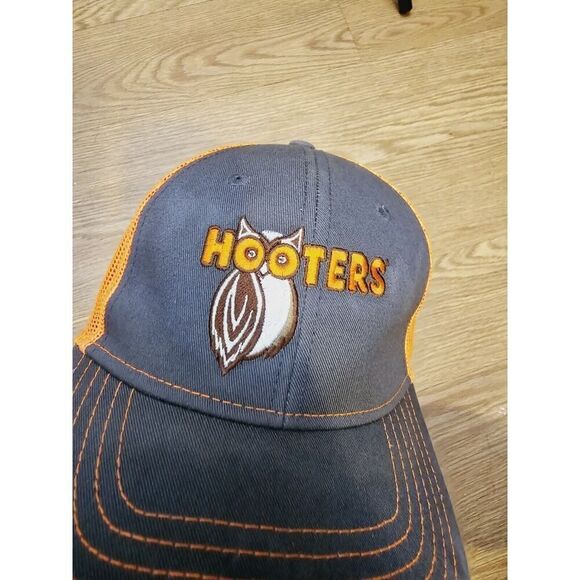 Hooters Restaurant Snapback Mesh Trucker Hat - Picture 5 of 5